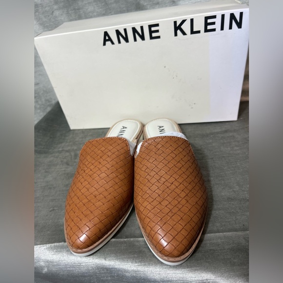 #8032. Anne Klein Selina Cognac Slip-On Vegan Leather Shoes. Size 5.5. - Picture 1 of 7